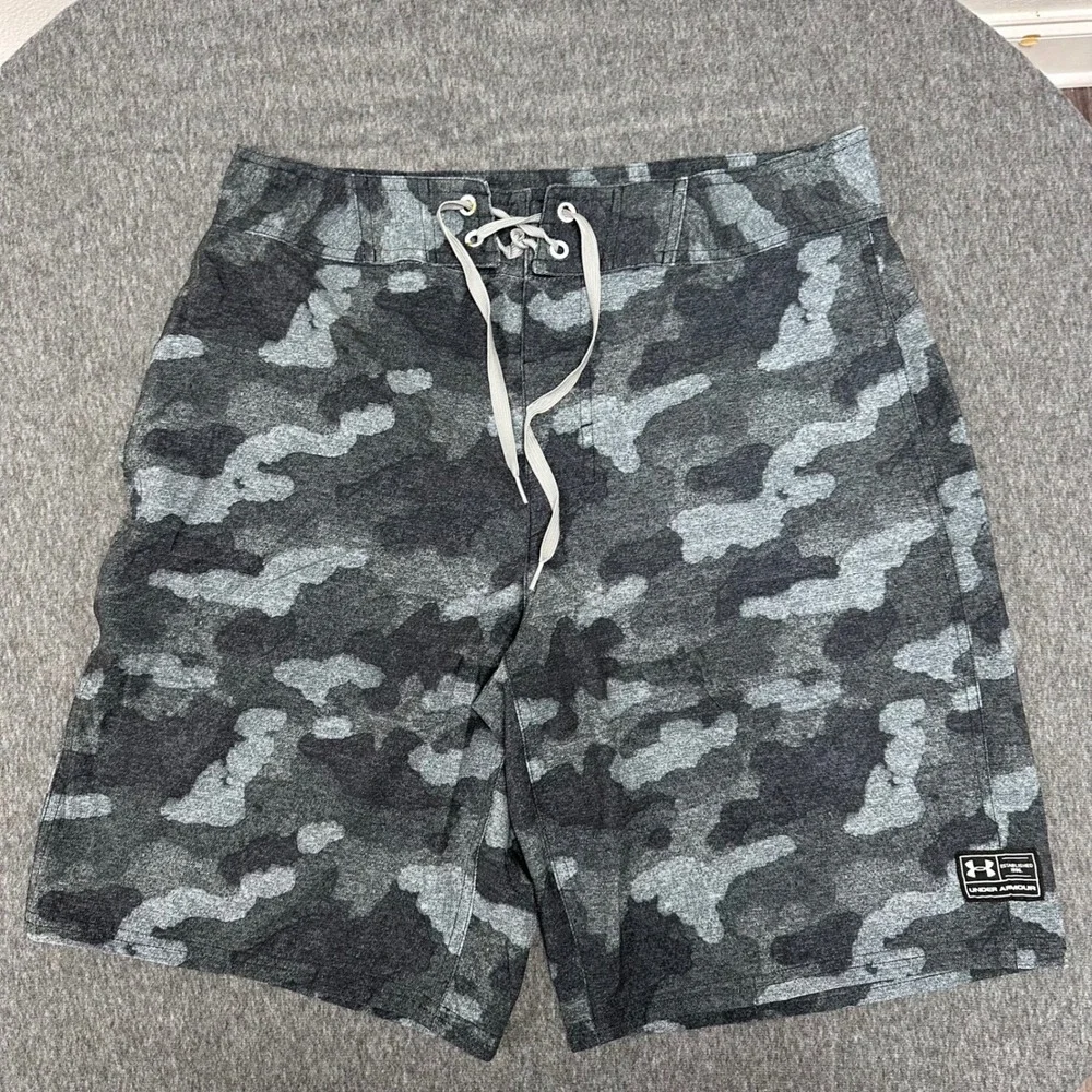Under‎ Armour Camo Swim Trunks Board Shorts HeatGear Loose Fit Size 32